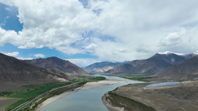 夏天的雅鲁藏布江河谷景观延时摄影