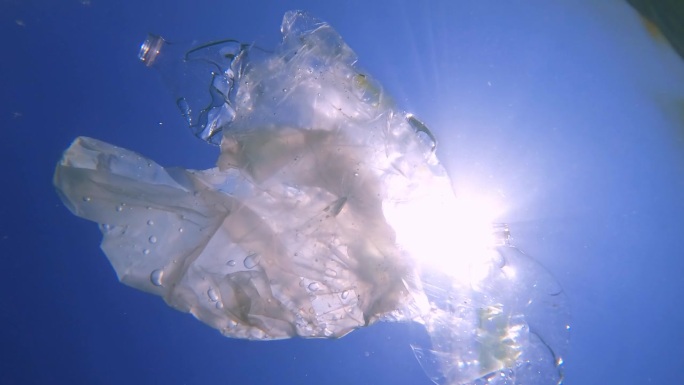 塑料瓶和塑料袋漂浮在海里