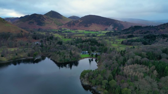 英格兰Keswick Derentwater湖区。无人机在湖上飞行，视野中的莱克兰山脉。风景优美的电