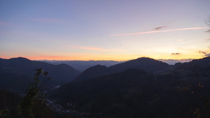 从冬天的斯洛维尼亚山脉，日落到早期夜空的时间逐渐缩短