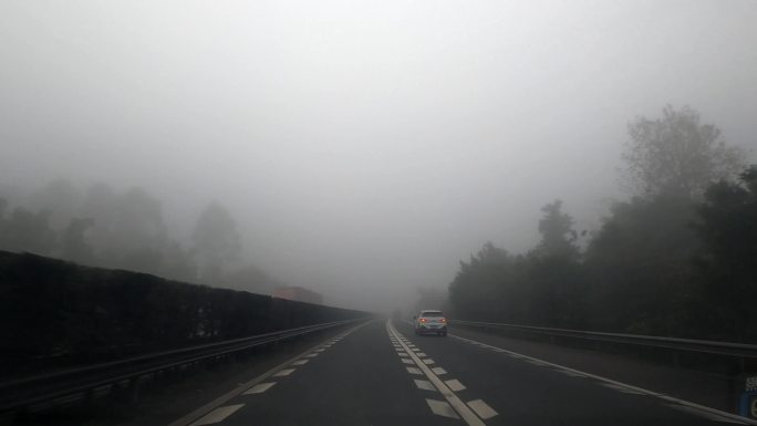 行驶车辆第一视角高速路大雾