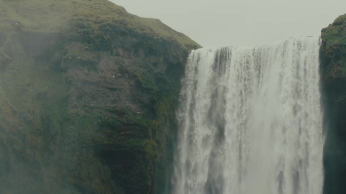 冰岛，景色优美的Skógafoss瀑布从以前的海崖上倾泻而下。Slomo