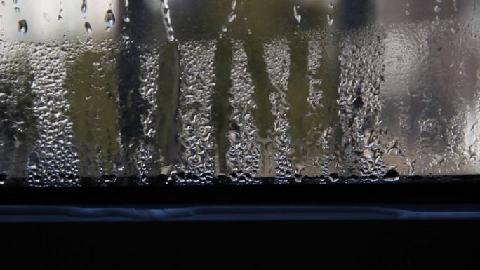 冬天窗户上的水珠玻璃窗上的水滴