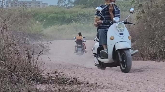 灰尘路上回家山路汽车行驶村路道路灰尘滚滚