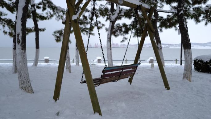 冬天下大雪时在公园里荡秋千