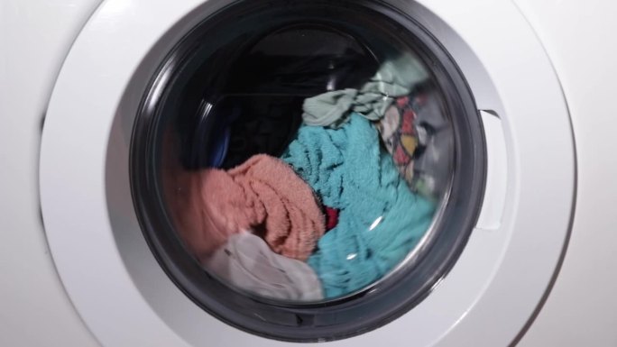 洗衣，衣服在洗衣机的滚筒里洗
