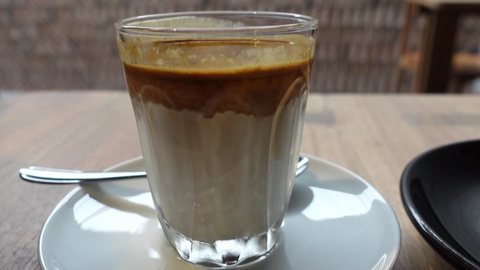 脏咖啡加牛奶咖啡现代咖啡师菜单4k