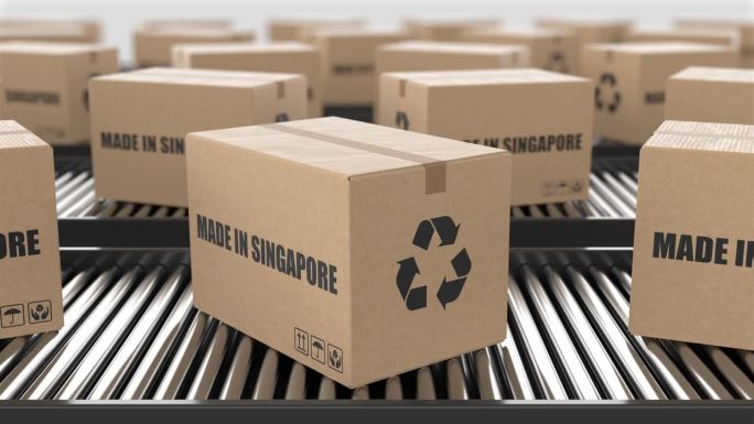 带有新加坡制造文字的纸板箱在滚筒输送机上。工厂生产线仓库。制造出口或交付概念。3D渲染动画。无缝循环