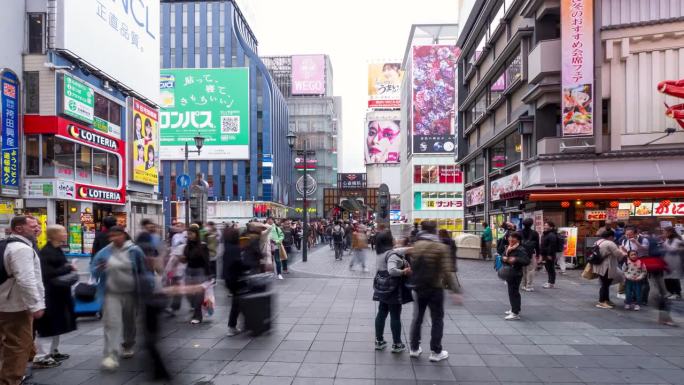 日本大阪，道顿堀街购物市场的人群
