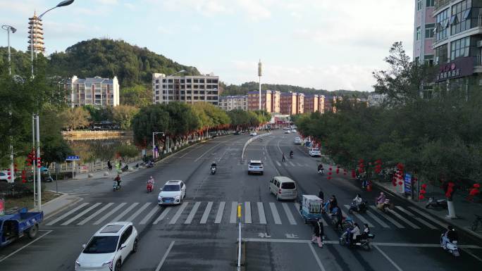 小县城街道马路航拍