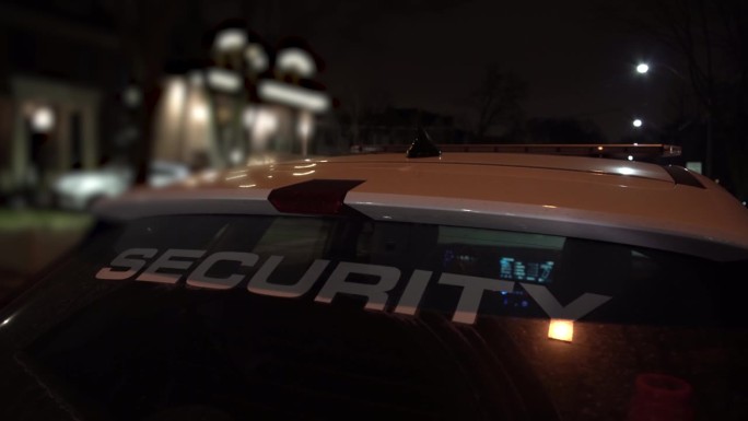 保安车夜间驻扎在商业设施附近，以防汽车被盗