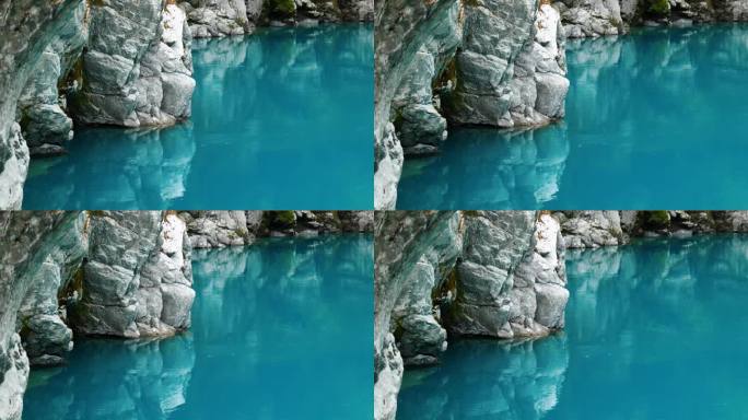 自然之镜:岩石反射在霍基蒂卡峡谷宁静的水中。