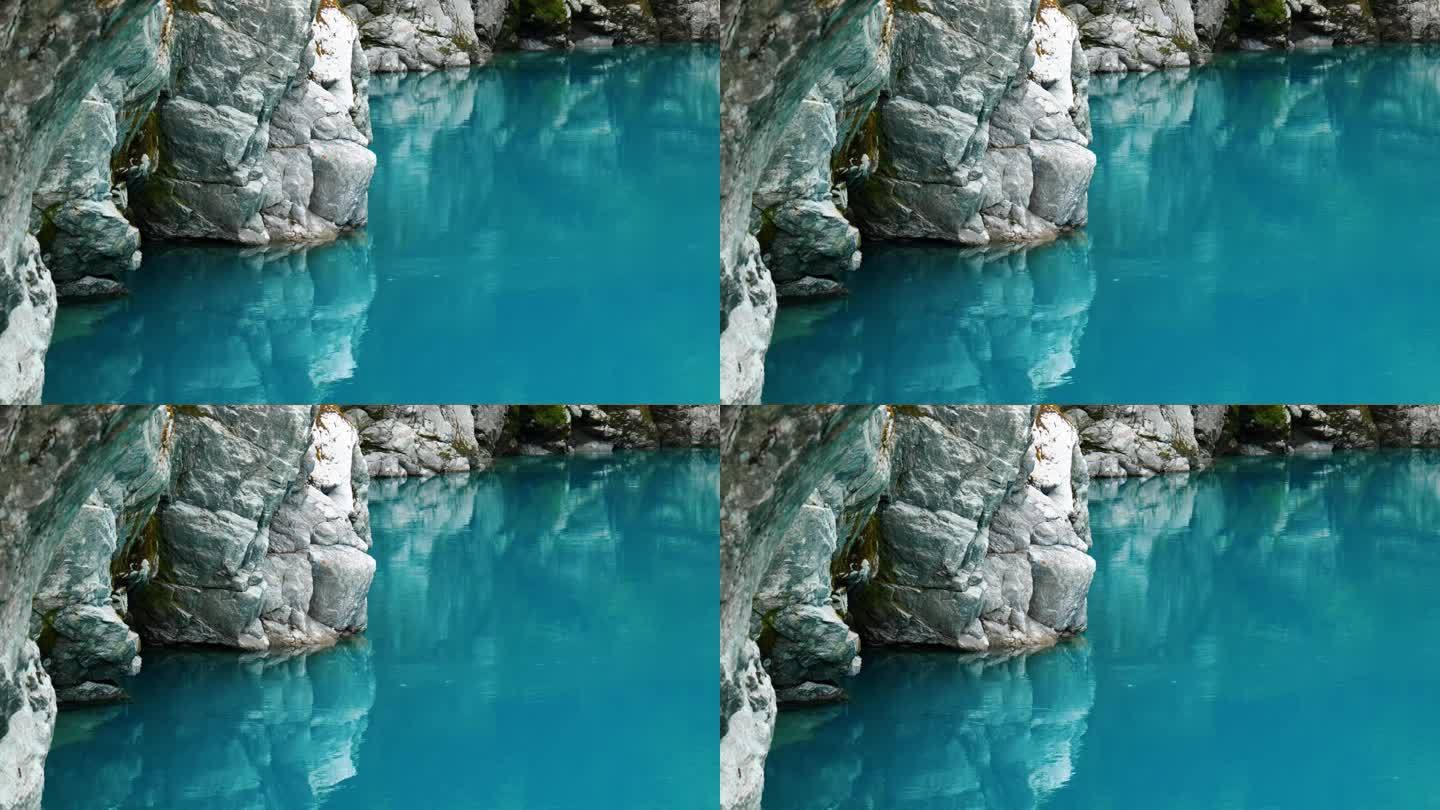 自然之镜:岩石反射在霍基蒂卡峡谷宁静的水中。