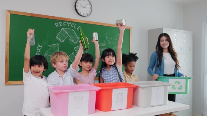 女教师正在给学生上课，教他们如何选择和分类垃圾进行回收。小学生在教室里拿着可回收的垃圾