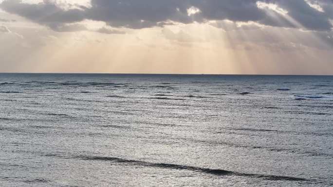 4K航拍耶稣光照耀下的博鳌红石滩海面