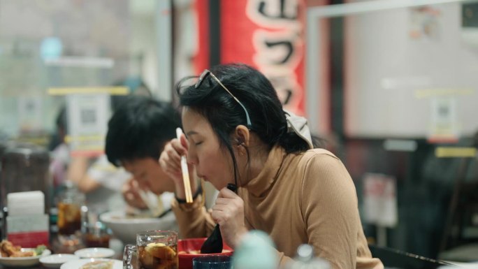 亚洲顾客在日本餐厅吃面条