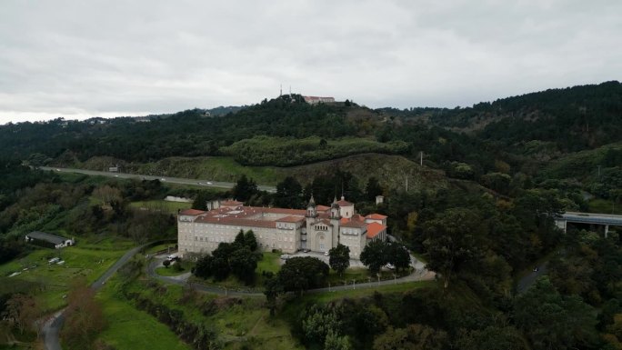 无人机降落在欧伦斯山区建立天主教神学院