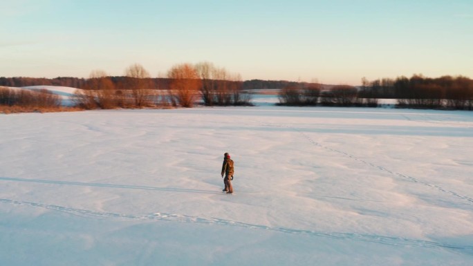 人们在冰冻的池塘上滑冰，享受冬日夕阳下的自由时光