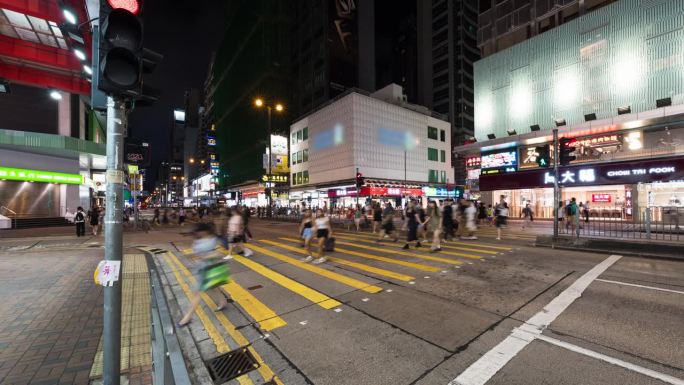走过香港旺角购物区的斑马线。汽车和出租车