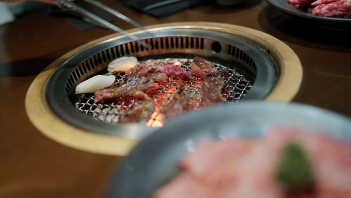 牛肉片用于日式烧肉，在日本烤炉上用木炭烤。