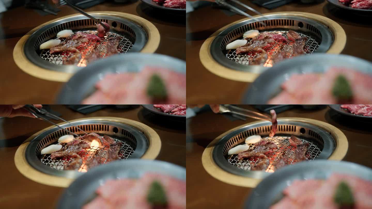 牛肉片用于日式烧肉，在日本烤炉上用木炭烤。