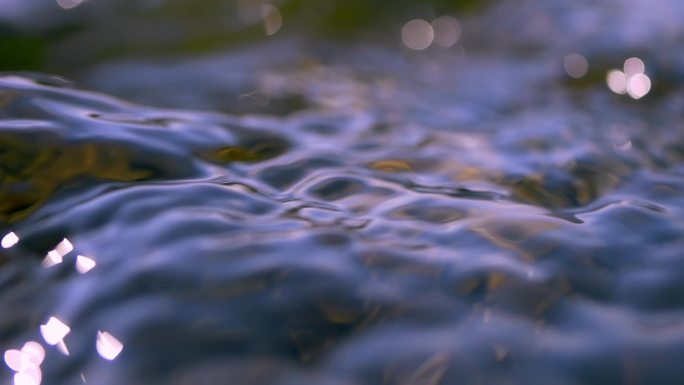 水 缓慢流动