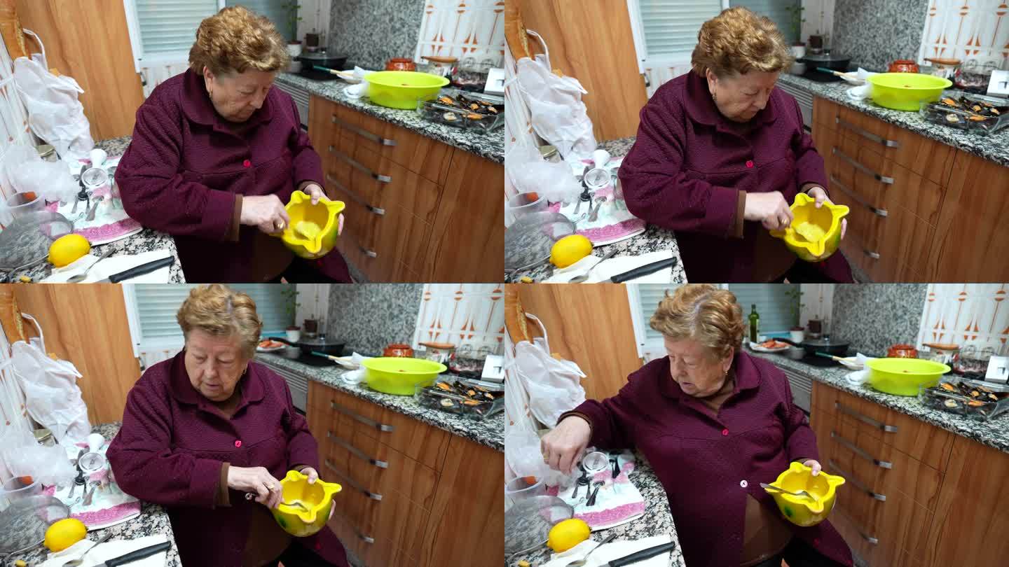 奶奶坐在厨房里，在碗里拌食材做酱