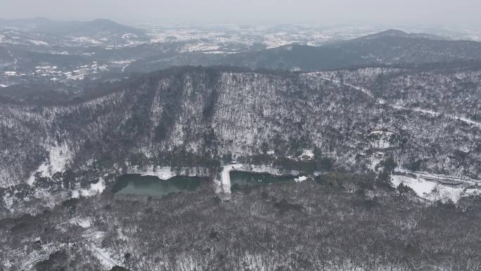 航拍襄阳古隆中风景区冬天雪景湖泊山水风光