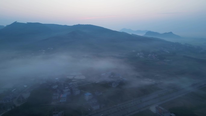 清晨有雾的乡村风景