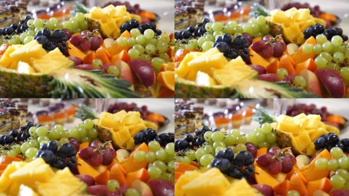 水果自助餐。葡萄、菠萝、橙子、苹果等。缓慢的运动。