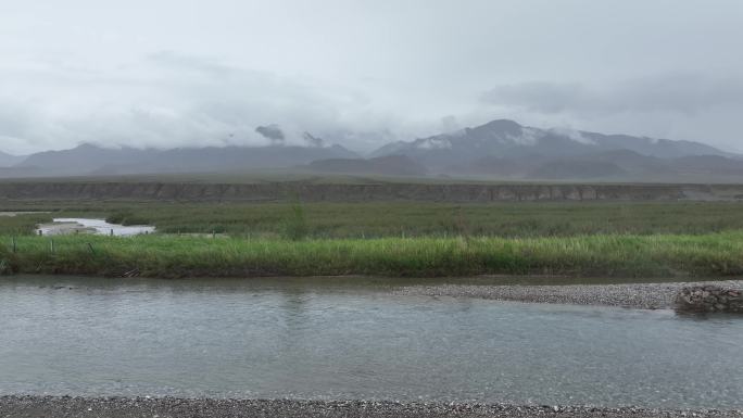 干旱地区的雨水丰沛季节河流青海德令哈