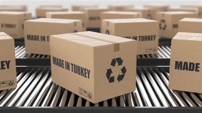 带有土耳其制造文字的纸箱在滚筒输送机上。工厂生产线仓库。制造出口或交付概念。3D渲染动画。无缝循环