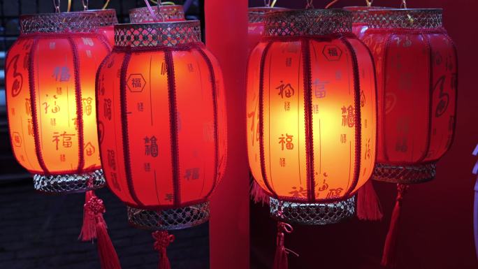 春节过年题材，青岛街头悬挂着很多大红灯笼