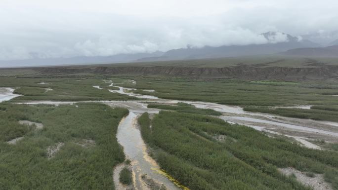 干旱地区的雨水丰沛季节河流青海德令哈