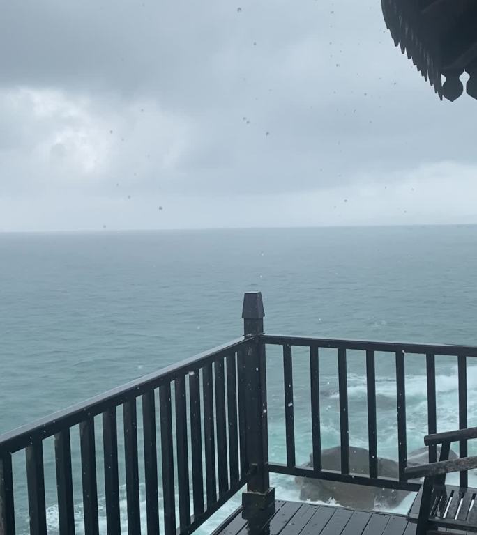海边阳台拍摄的连珠大雨
