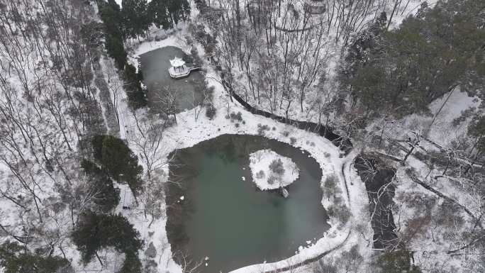 航拍襄阳古隆中风景区冬天雪景湖泊山水风光