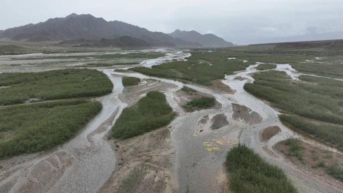 干旱地区的雨水丰沛季节河流青海德令哈