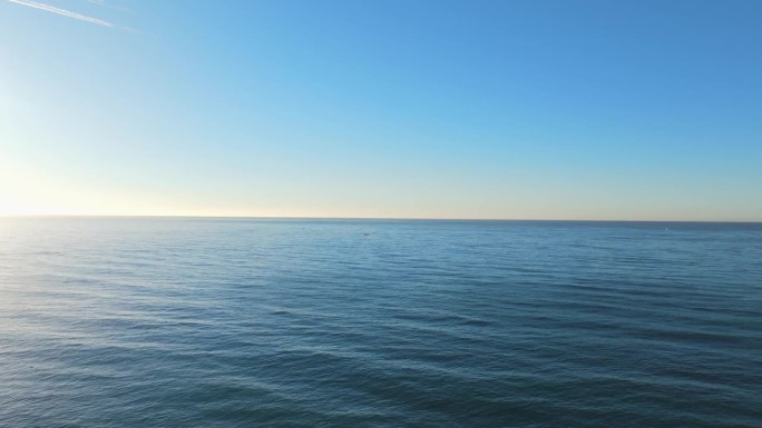 地平线分为淡蓝色的天空和蓝色的海洋。