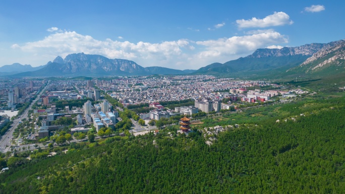 美丽山城山中城市嵩山太室山脚下的登封市