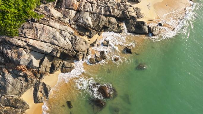 航拍海南万宁日月湾海边海浪沙滩丛林风景