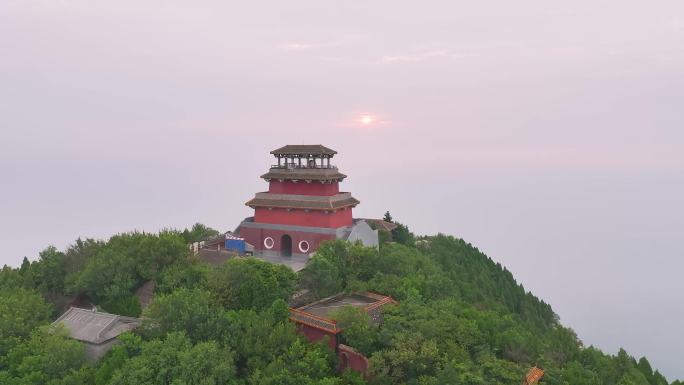 航拍飞跃始祖山山顶道观日出