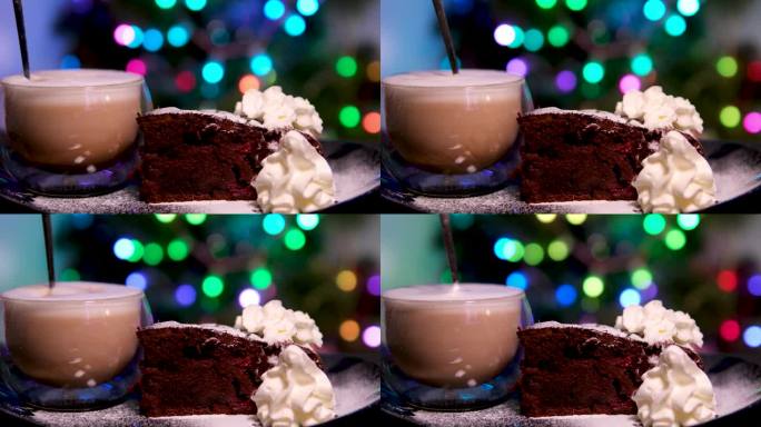 布朗尼奶油糖粉巧克力蛋糕卡布奇诺杯和白色蛋糕与奶油在木板上。拿铁玛奇朵咖啡色背景
