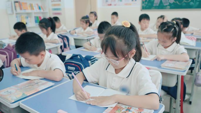 小学生在教师内练习写字