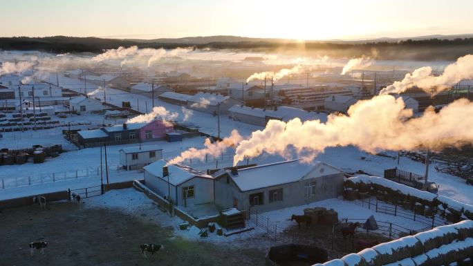 边塞雪村牧民家炊烟袅袅