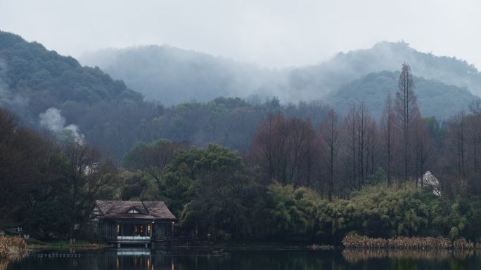 阴雨天的西湖浴鹄湾 远山云雾