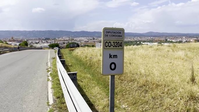 西班牙莫扎拉贝河上格拉纳达和科尔多瓦之间的最后一公里标志