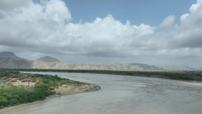 宁静的欣戈尔河对着俾路支省的群山-空中