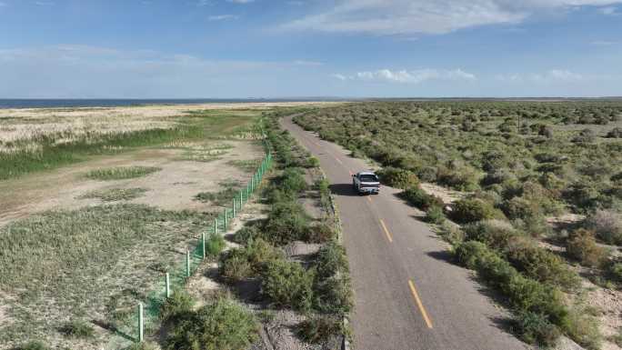 荒漠干旱地区中穿行的汽车国土复绿生态修复