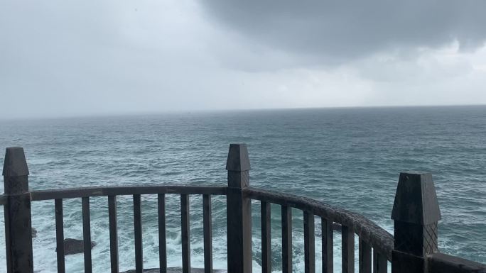 海边阳台拍摄的乌云密布