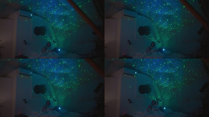 一家人看着投影仪投射在天花板上的星空